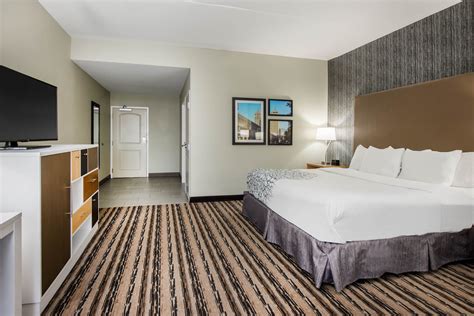 La Quinta Inn & Suites by Wyndham Buffalo Amherst | Buffalo, NY Hotels