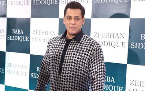 Salman Khan Steals the Spotlight At Baba Siddique Iftaar Celebration ...