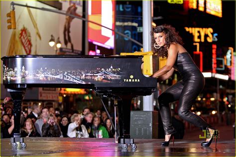 Jay-Z & Alicia Keys - 'Empire State Of Mind' Music Video: Photo 2324521 ...