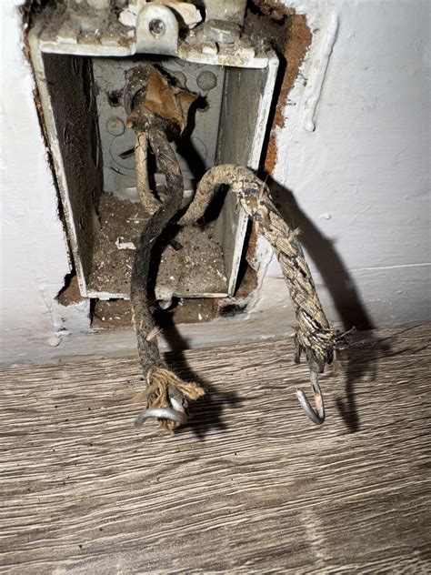 Black wire hot? : r/AskElectricians