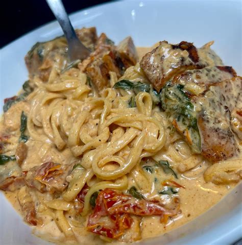 Chaz | Creamy & succulent Chicken Linguine Pasta🔥 Check out my Pasta E ...