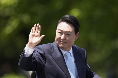 South Korea's Conservative Leader Takes Office, Offers Support if North ...