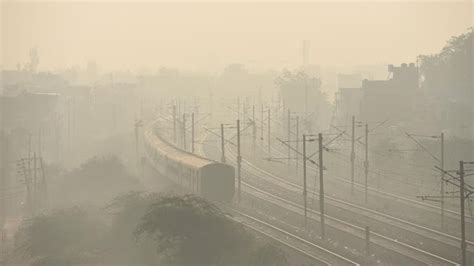 Delhi-NCR Pollution: Fog, Cold, AQI 400+ Threaten Health