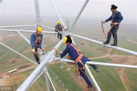 中国特高压电网工人100多米高空作业令人惊心动魄!