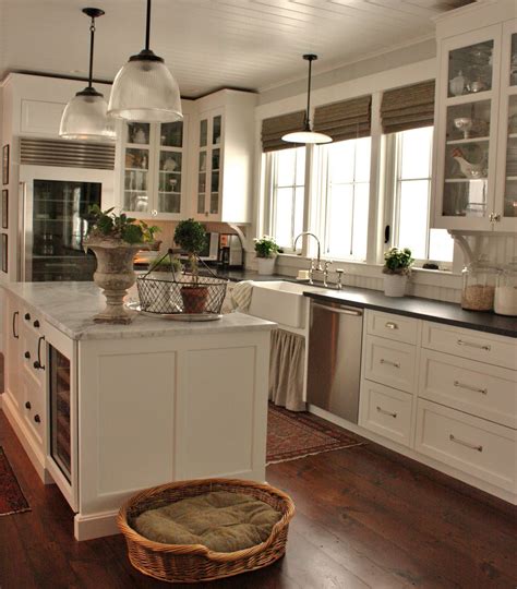 23 Lovely White Farmhouse Kitchen Cabinets - Home Decoration and ...