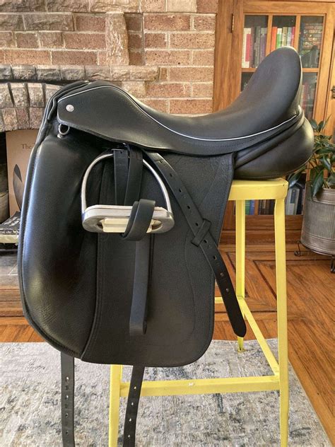 Gorgeous 2017 Custom Saddlery Advantage Dressage Saddle