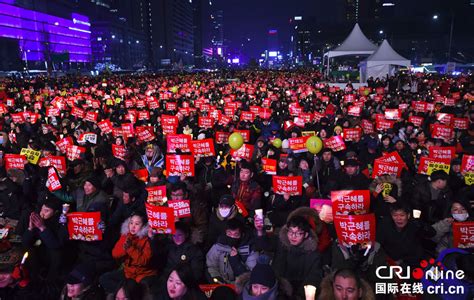 韩国民众大规模集会 要求总统朴槿惠辞职(组图) - 国际在线移动版