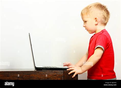 Man and Kid Use Computer 的图像结果