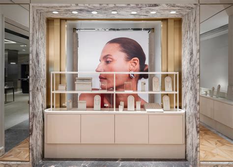 Mejuri Holt Renfrew Yorkville, Toronto, ON | Jewelry Store & Piercings ...