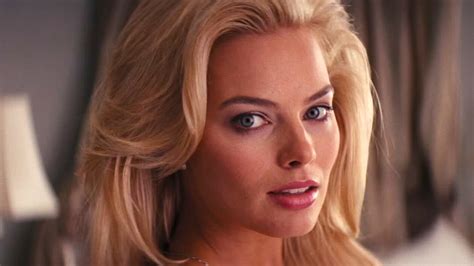 At 35, Margot Robbie captivates in a shimmering gold dress