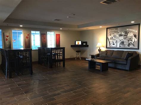 SUPER 8 BY WYNDHAM WINFIELD/QUAIL RIDGE AREA - Hotel Reviews, Photos ...