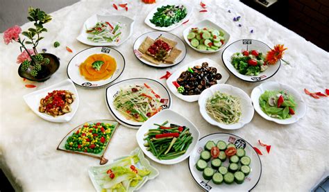 广州一素食馆9年派发91万份“待用快餐”，由顾客认购送给有需要的人 | 极目新闻