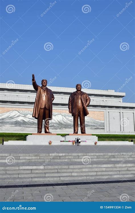 Pyong Yang, Cor?e Du Nord Statue En Bronze De Kim Il Sung Et De Kim ...