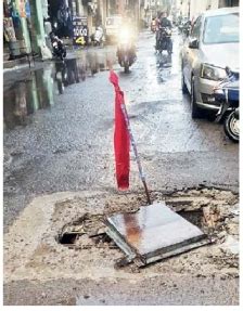 Following the landslide, the metro soil spread on the road, the drivers ...