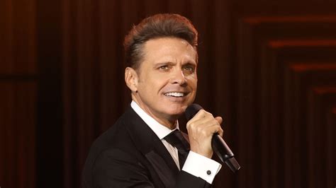 Luis Miguel reappears looking incredible and elegant just days before ...