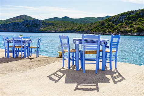 海边蓝色桌椅,希腊海边开咖啡馆户外餐厅度假胜地暑假希腊海边开咖啡馆户外餐厅高清图片下载-正版图片300882909-摄图网