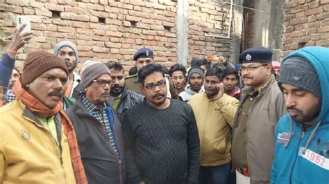 मंदिर परिसर में असामाजिक तत्व ने राजा शैलेश की मूर्ति तोड़ी, लोगों ने ...