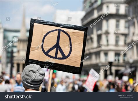 Politician Doing Peace Sign 的图像结果