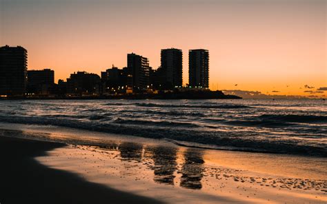 Download wallpaper 3840x2400 beach, city, buildings, sea, dusk, dark 4k ...