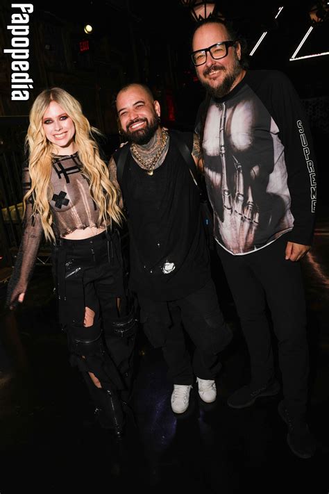 Avril Lavigne Nude Leaks - Photo #3024362 - Fapopedia