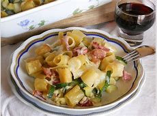 Pasta al forno con zucchine, speck e pecorino   Ricetta  