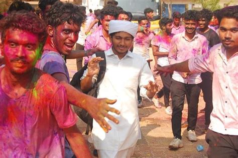 Remember Surf Excel Holi ad? Boys protect white clad Muslim lad heading ...