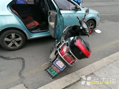 出租车门突然打车 路过电动自行车被撞翻-名城苏州新闻中心