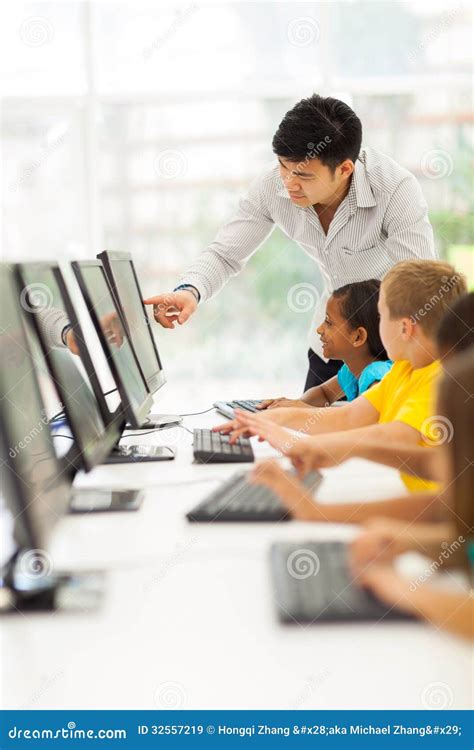 A Picture of Students in a Computer Room Using One Computer 的图像结果