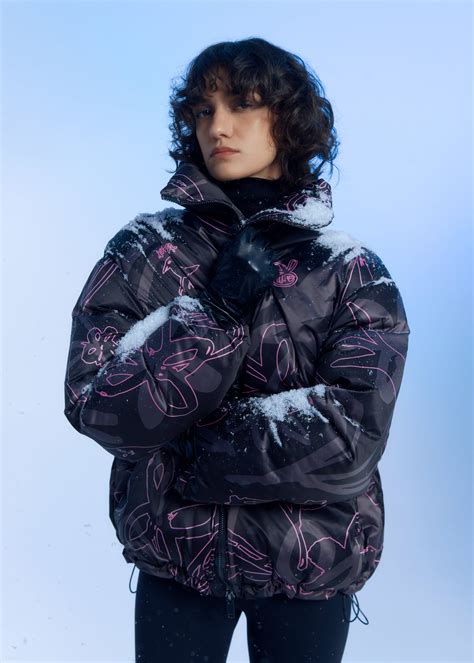 Пуховик MAGIC FLOWERS черного цвета