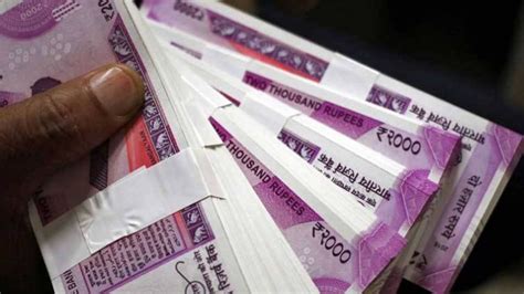 सुधार के बाद फिर लुढ़का रुपया, ईरान पर USA का बैन बना कारण - rupee ...