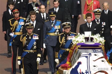 哈里梅根或回英国参加爷爷葬礼，民众：骂完王室又来蹭热度？__凤凰网