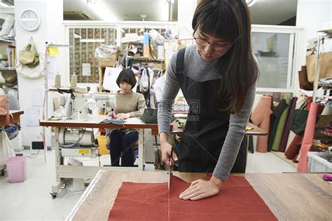 在制作手提包的女缝纫工高清图片下载-正版图片502068148-摄图网