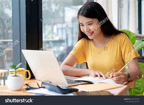 Student Using Computer Phot 的图像结果
