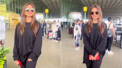 Sreeleela stuns in effortless all-black look; poses for paps with ...