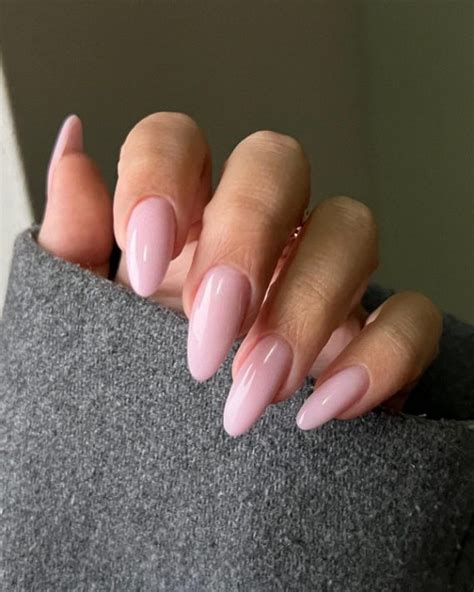 https://www.fabmood.com/inspiration/wp-content/uploads/2024/06/trendy-almond-nails-9-570x713.jpg