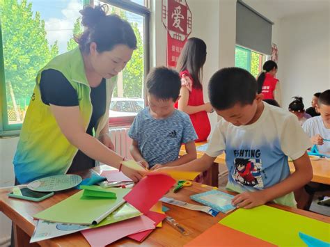 济南市儿童福利院的孩子们正在做手工_一路精彩_大众网