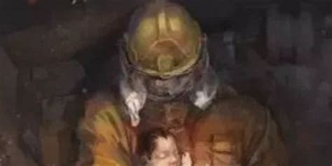 消防员救轻生女子，顺便把布娃娃也捡回来_凤凰网视频_凤凰网