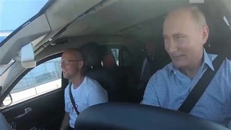 俄总统普京亲自驾车过桥视察克里米亚，乌克兰抗议_新浪科技_新浪网