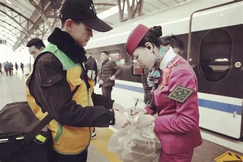 记者探访舌尖上的火车餐车 揭秘厨师们的"摇滚"绝技_央广网