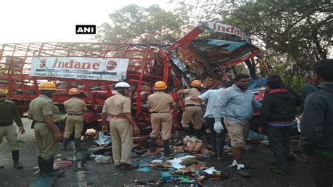 Three killed in road accident in Shivamogga | ಲಾರಿ-ಟ್ಯಾಂಕರ್ ಮುಖಾಮುಖಿ ...