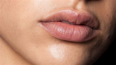 How Chapped Lips Could Be Caused by Dry Skin — Expert Advice | Allure