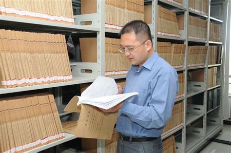 青岛市档案局来我院进行年度档案检查-青岛港湾职业技术学院