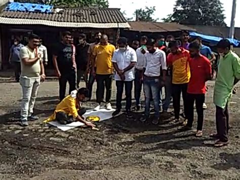 Congress MLA holds Khada Mahotsav in Unai due to poor road condition in ...