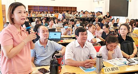 Giáo viên tham gia lớp bồi dưỡng kiến thức khoa học tích hợp