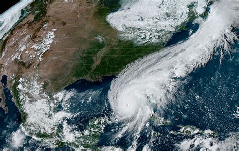 Hurricane Model Tracks 的图像结果