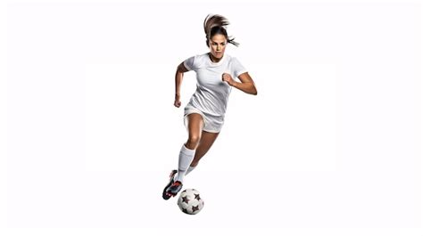 Schöne weibliche Fußballspielerin, die den Ball mit der Ferse tritt ...