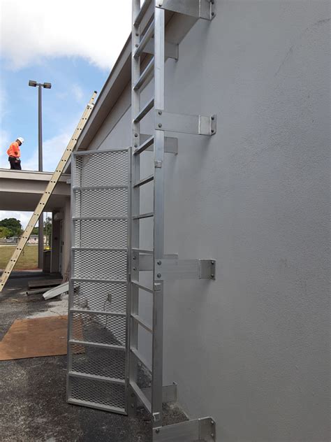Using an Extension Ladder On a Angled Roof Line 的图像结果