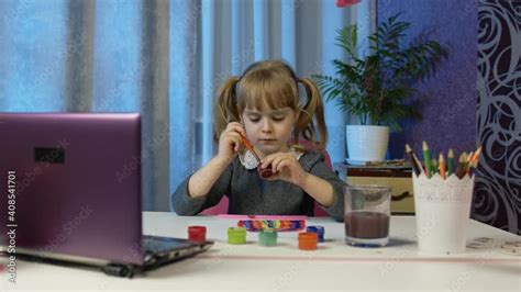 Student Using Computer Drawing 的图像结果