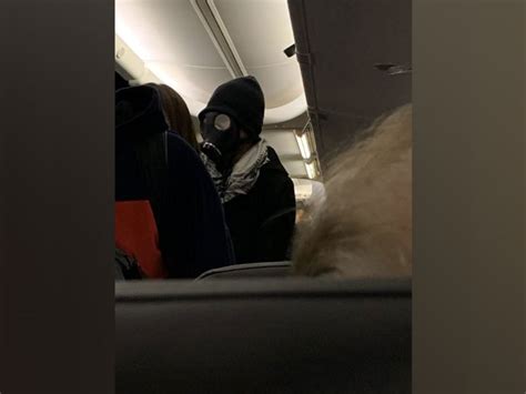 Man gets kicked out of flight for wearing a gas mask