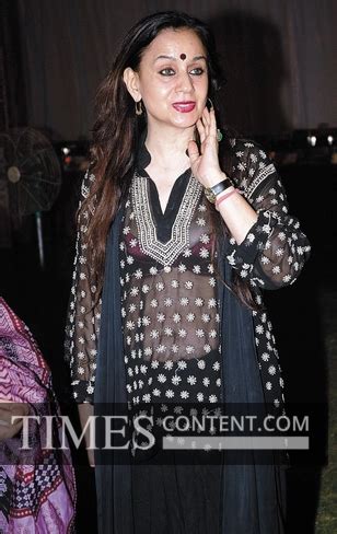 Nalini Singh Entertainment Photo Journalist and TV anch...